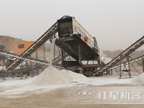 200吨大型移动粉碎石头子机器加工现场