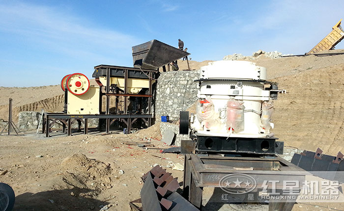 时产200吨碾碎石头的机器安装现场