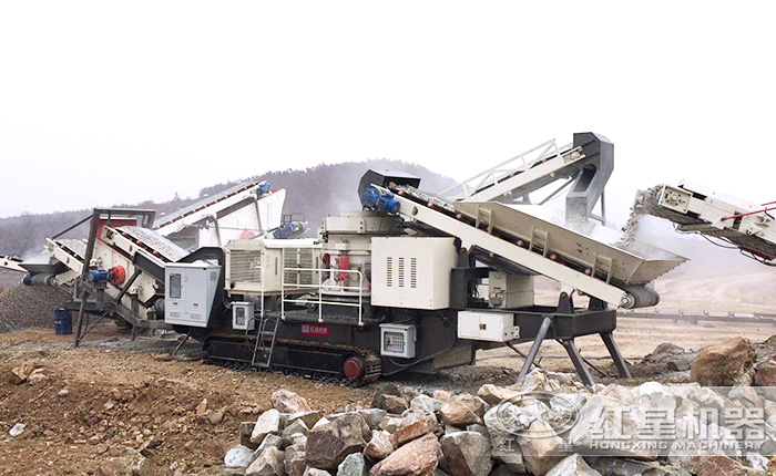 时产两百吨履带式移动石头磕石机作业现场
